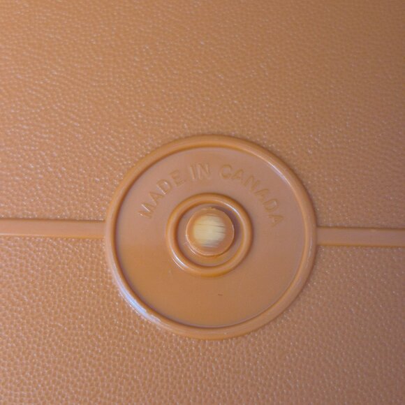 Vintage Tupperware Tuppercraft Stow N Go Sewing Box and Gutermann Thread Lot - Picture 15 of 15